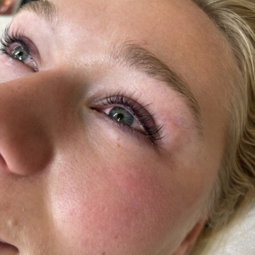 Lash lift behandling i Odense med smukt løftede og buede vipper for et friskere og mere åbent blik