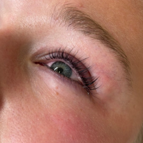 Løftede og buede vipper efter lash lift i Odense,
