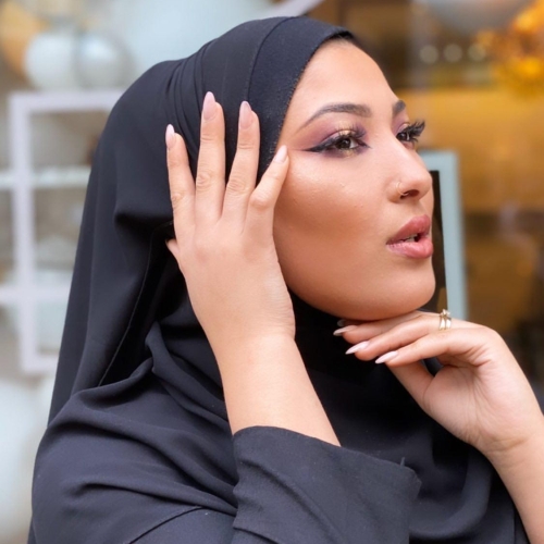 Makeup artist i Odense skaber elegant og glam makeup look med flotte negle