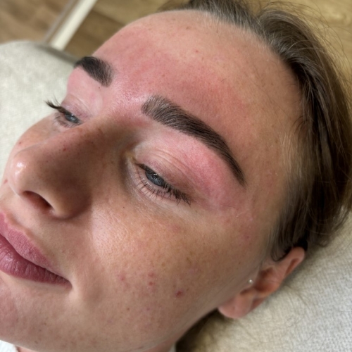 Kvinde efter brow lamination i Odense med flotte, løftede og definerede bryn