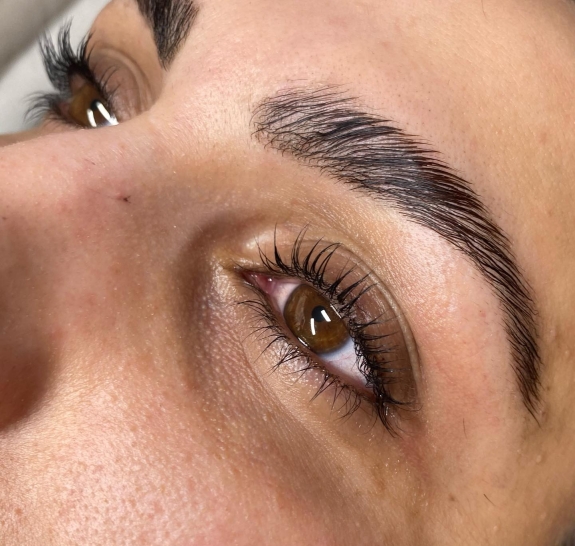 Brow lamination udføres i Odense på Fyn